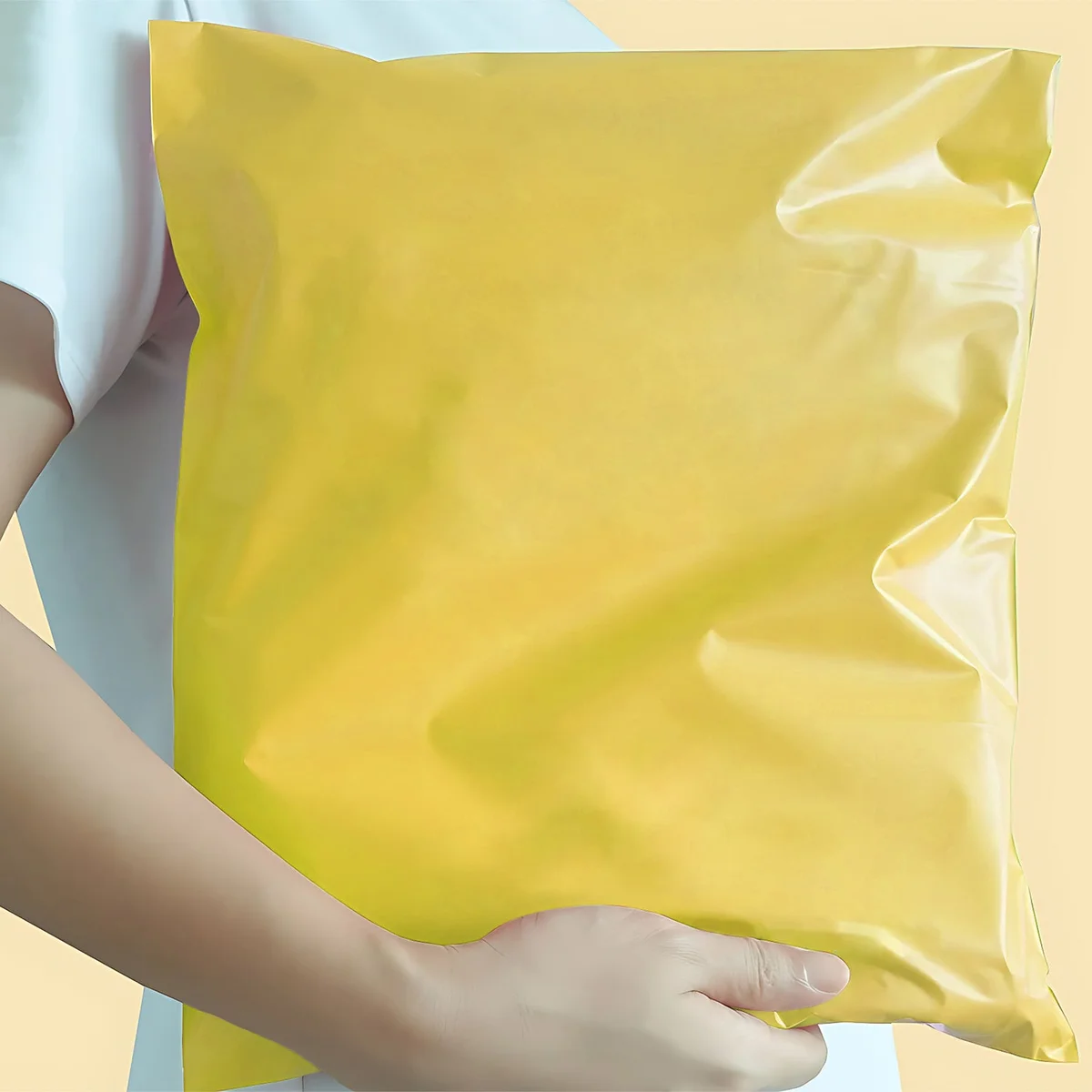 Stack of self-adhesive mailing bags made of durable polyethylene with peel-and-seal closure, size 32x45cm