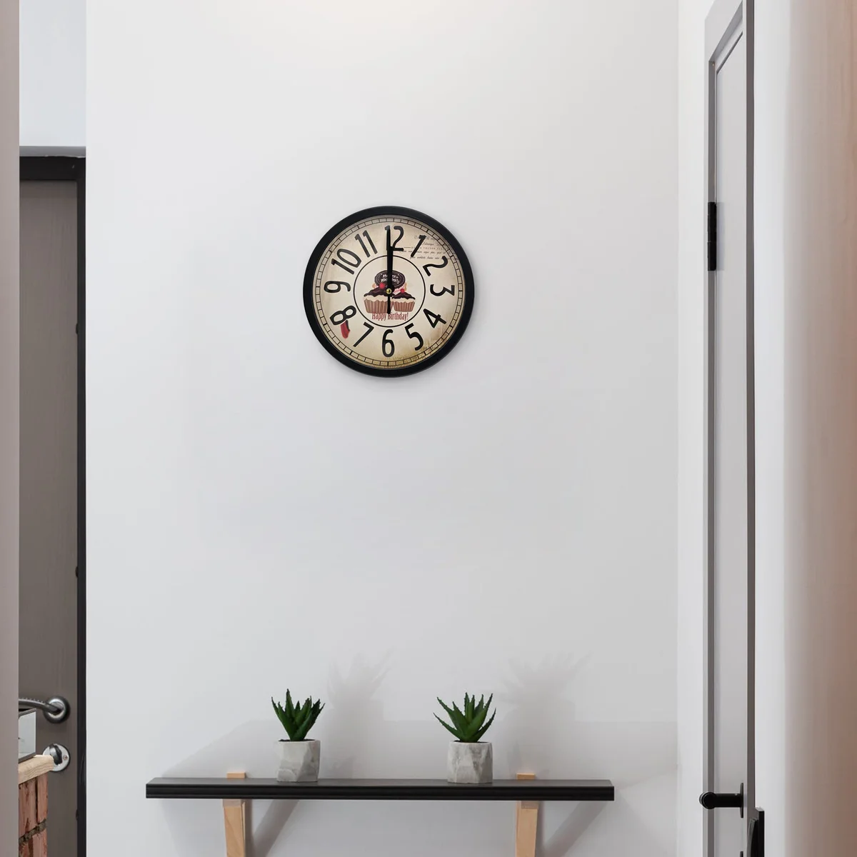 Vintage cartoon design analog wall clock with clear numbers and metal frame, 20cm diameter, battery not included