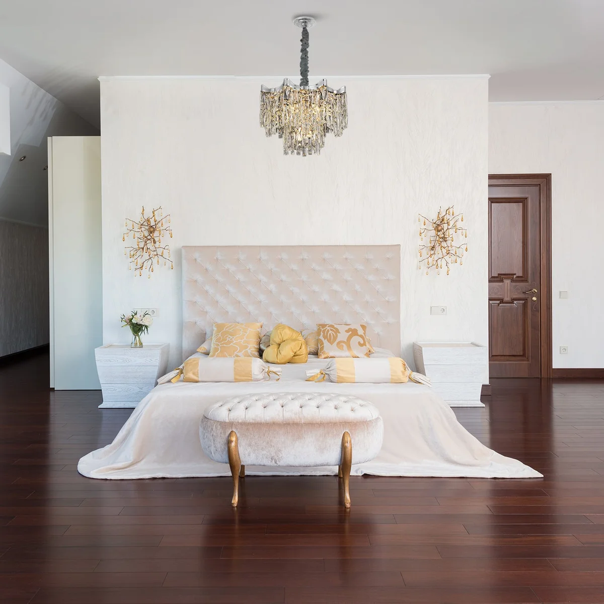 Modern round crystal chandelier with gold accents, adjustable height, designed for E14 bulb chandelier lighting in living rooms