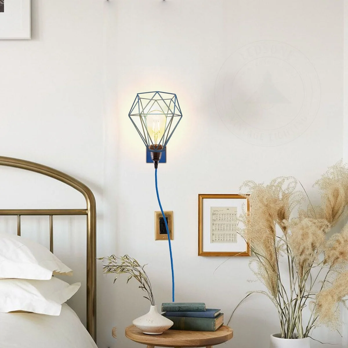 Green wall lamp featuring a diamond‑shaped metal cage and single E27 bulb with removable cord
