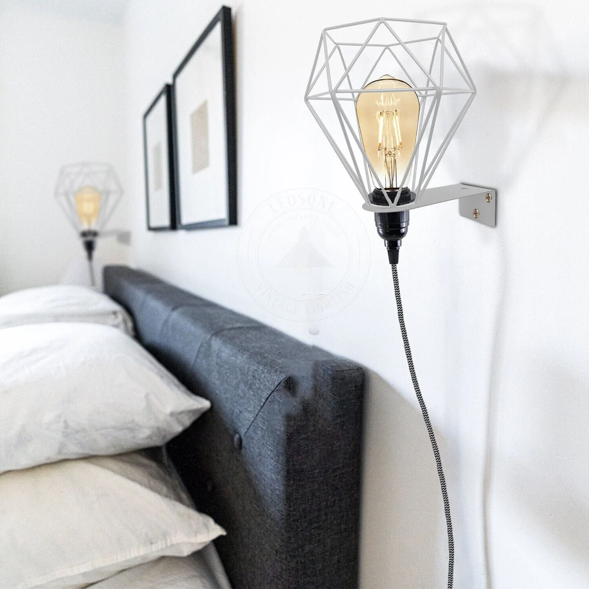 Green vintage wall light with diamond metal cage, plug‑in fixture, 4 m cable, ideal for living rooms