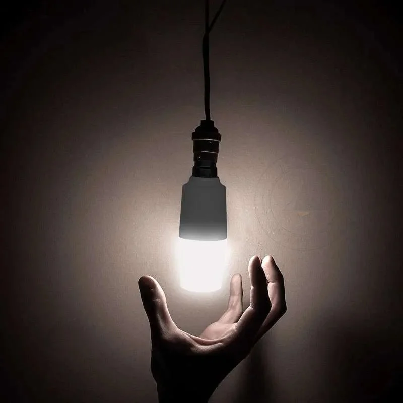 Frosted LED stick bulb with E27 base, cool white 6500K light, modern design, suitable for indoor lighting fixtures