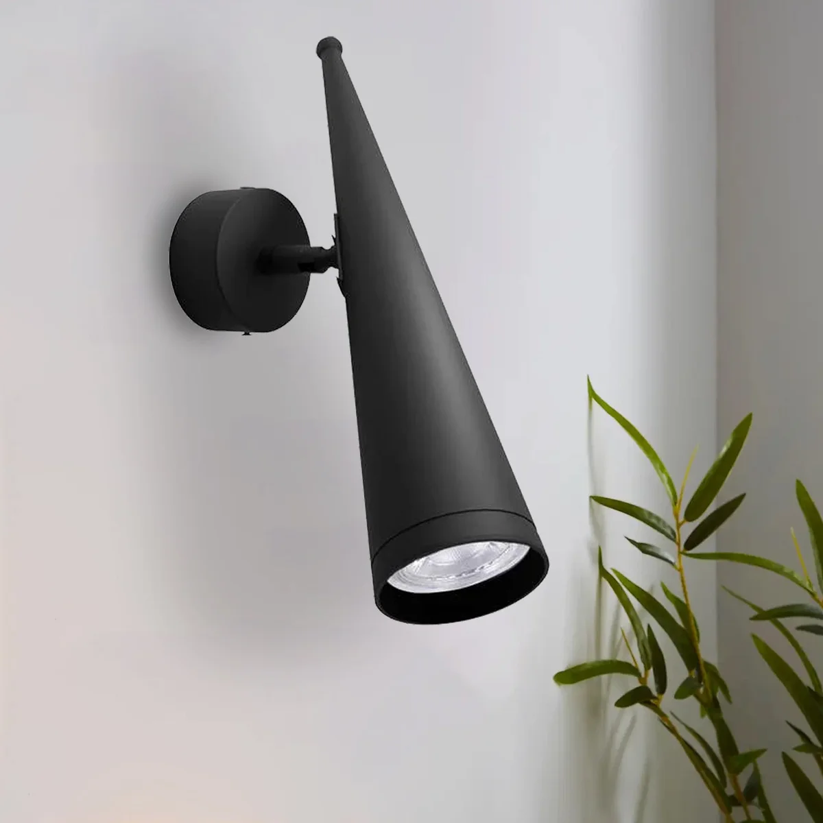 Black adjustable wall light: matte black metal cone sconce, 30cm high, adjustable spotlight head, wall-mounted.
