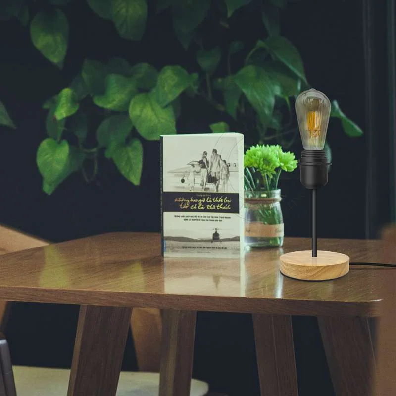 Black metal lamp with a natural wood base, industrial design, E27 socket, 2m cord, on/off switch.