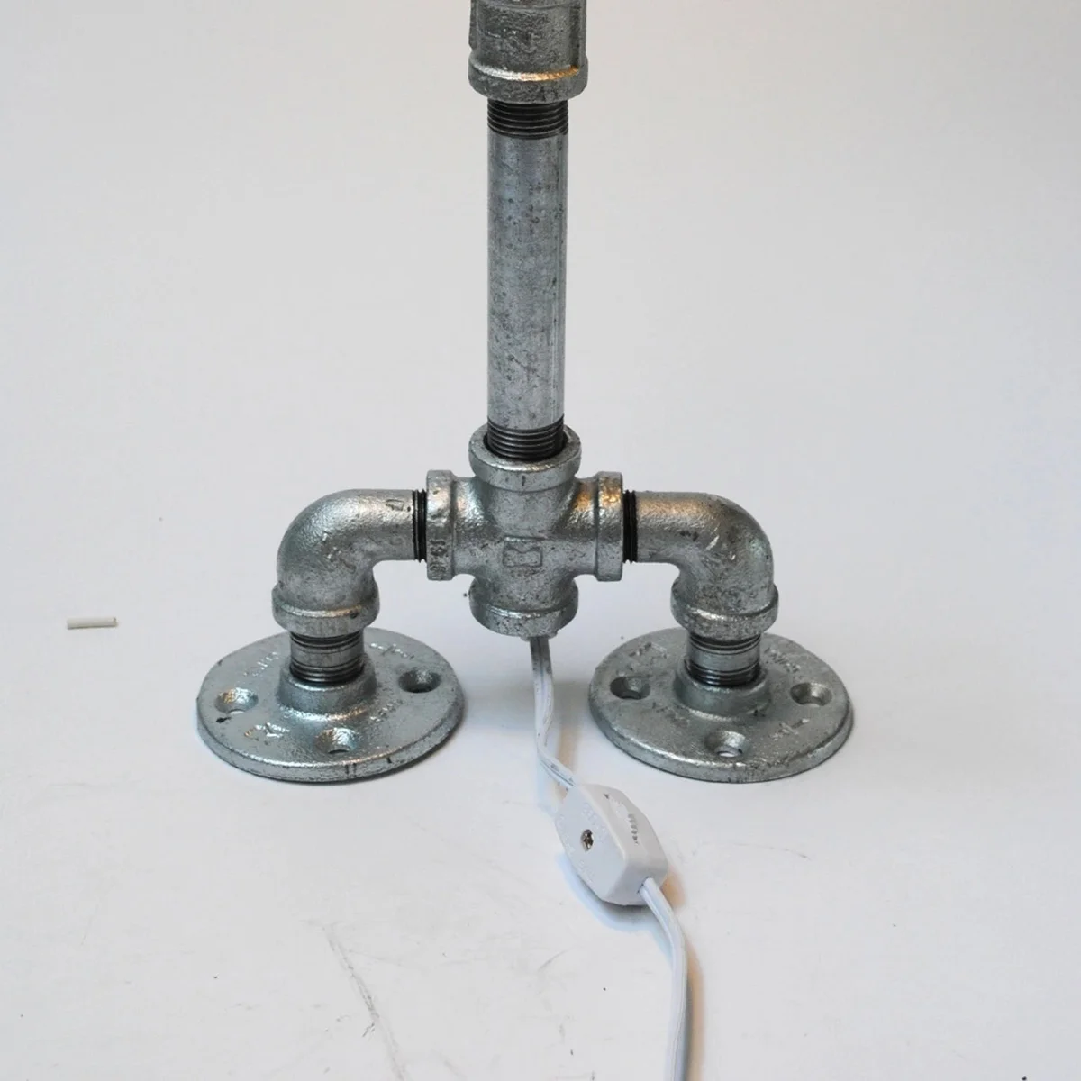 Galvanized malleable iron floor flange pipe fittings, screw connection, designed for indoor/outdoor lighting projects