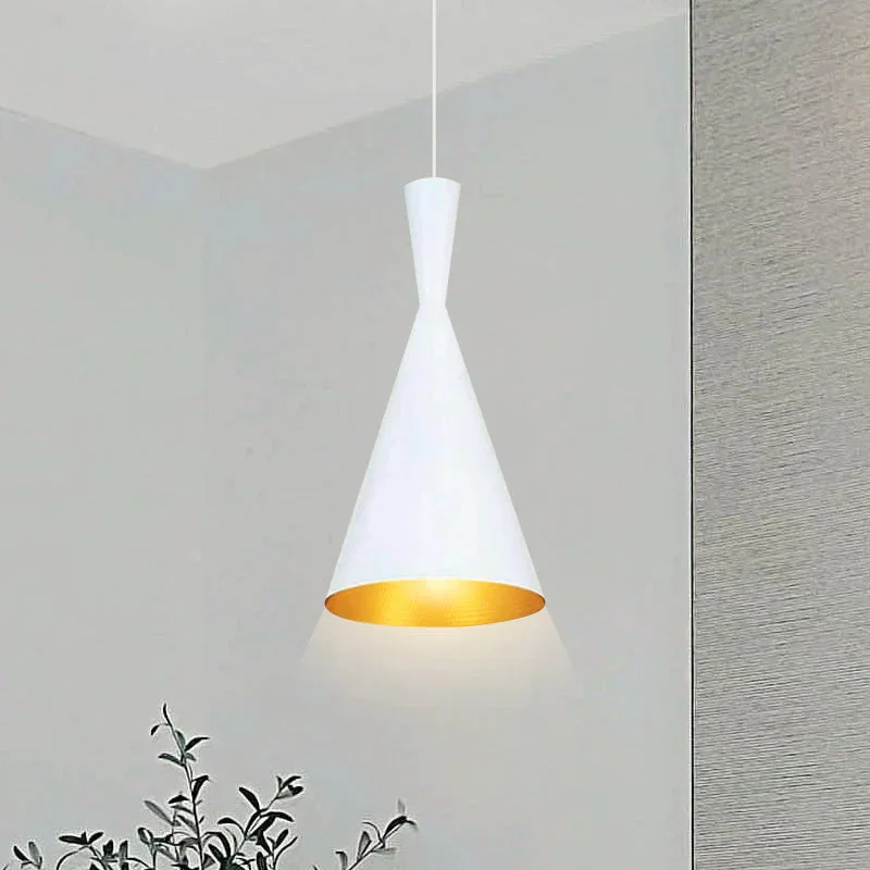 Loft style pendant light: white metal lamp with gold inner shade, 10 cm diameter base, 100 cm PVC wire, hanging from ceiling.