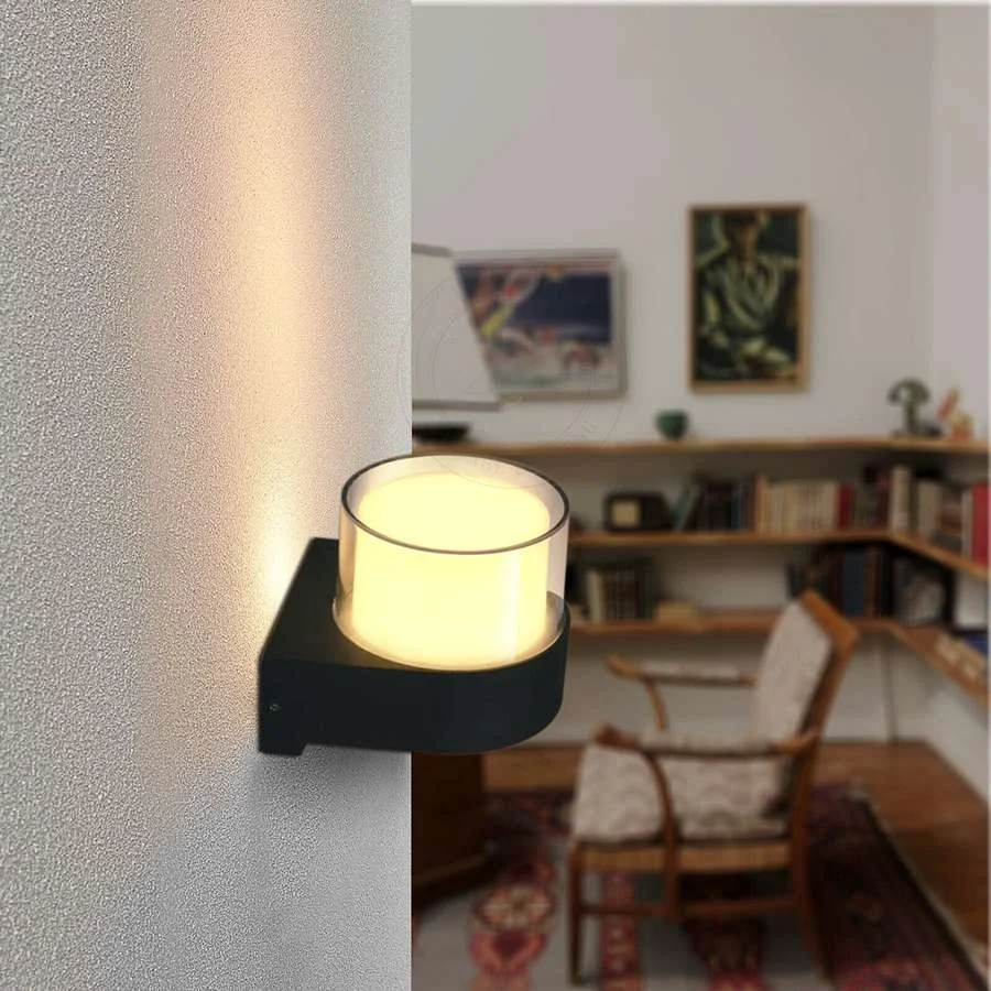 Round 7W LED wall light in die‑cast aluminium with double‑layer PC mask for warm white glow.