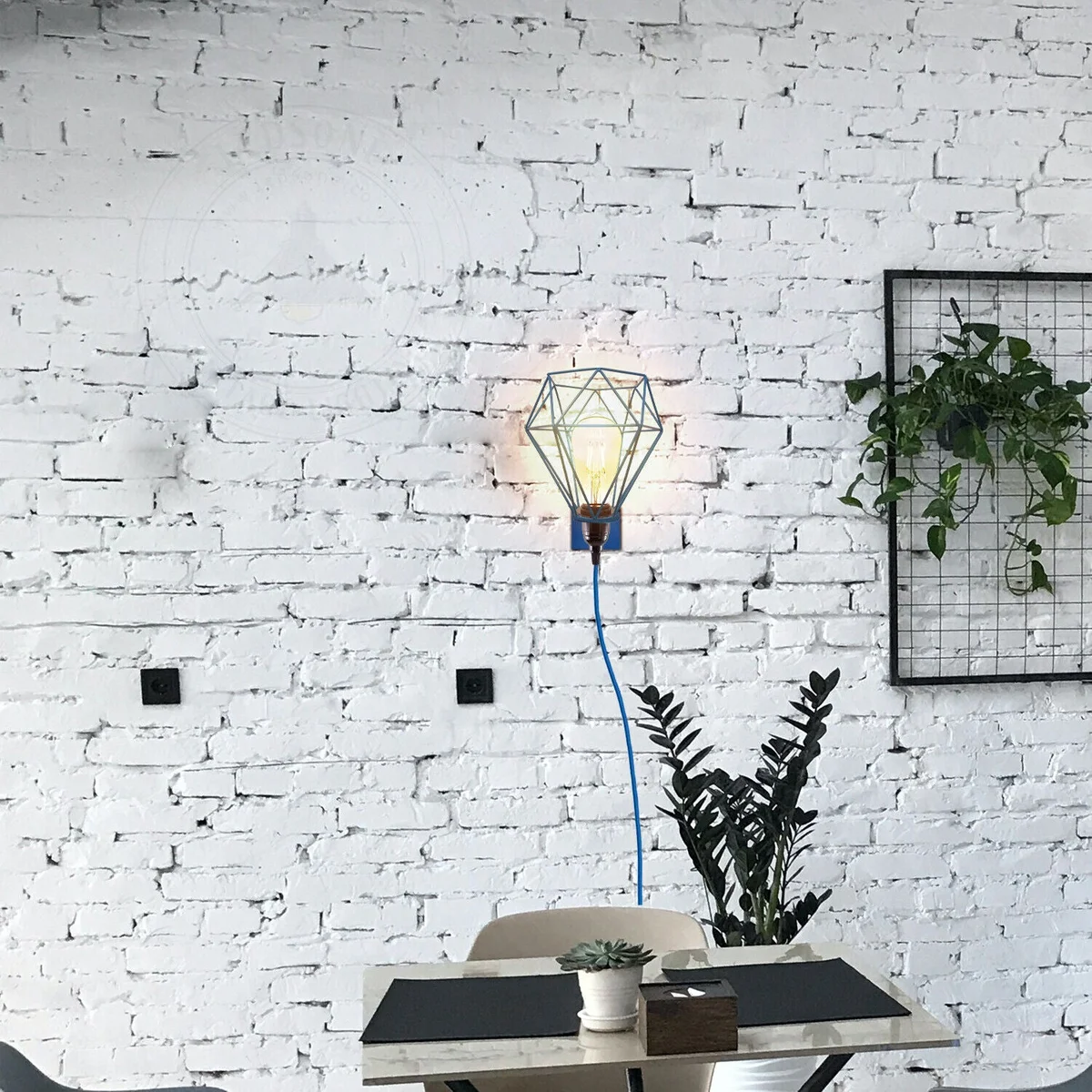 Vibrant retro wall lamp with metal diamond cage design, 3-pin plug‑in, E27 holder, 4m cable.