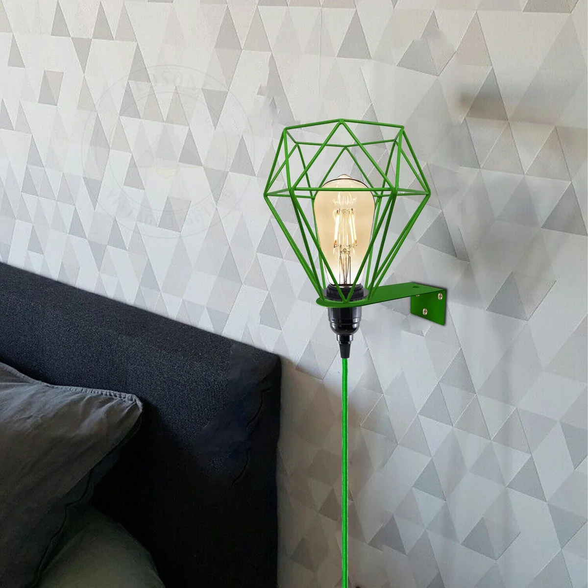 Vintage industrial sconce lamp with diamond cage metal housing, single E27 bulb holder, 4m fabric‑covered plug‑in cable.