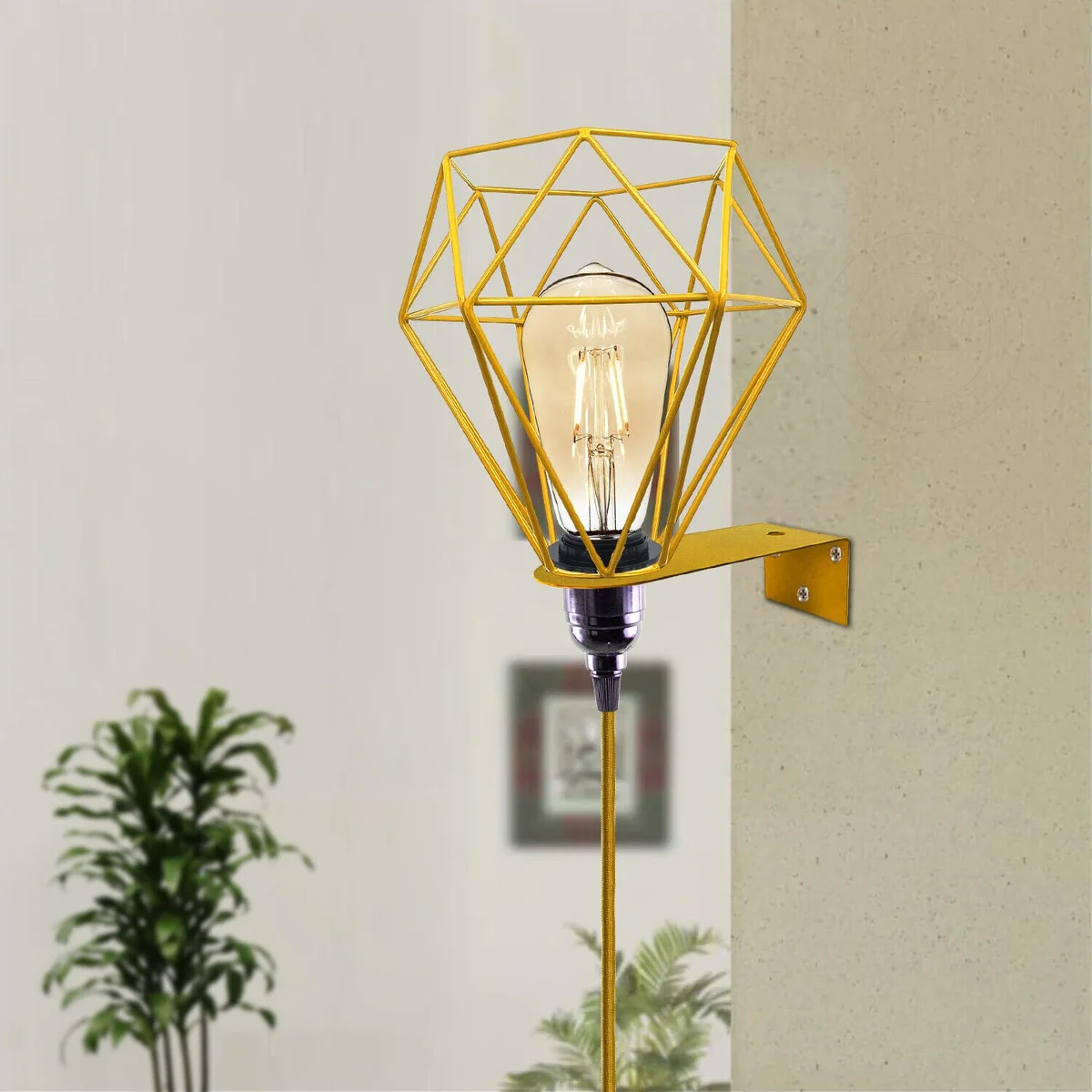 Vintage wall lights: metal sconce with diamond cage, E27 socket, 4m cable, plug – suiting living rooms.