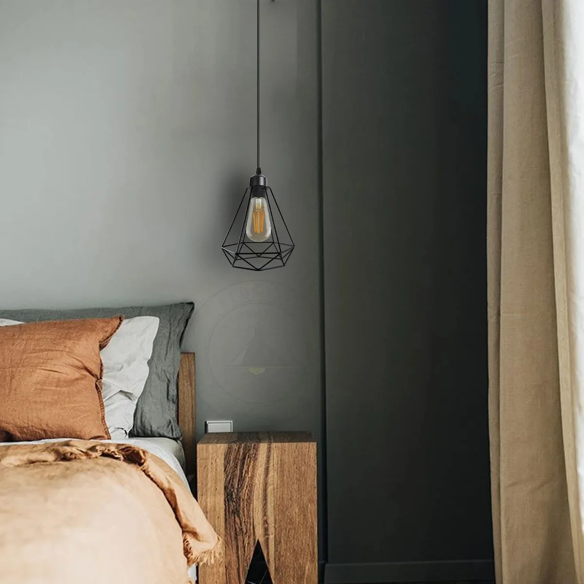 Industrial pendant light with diamond‐shaped metal wire cage, 20cm shade, 95cm cable and E27 holder.