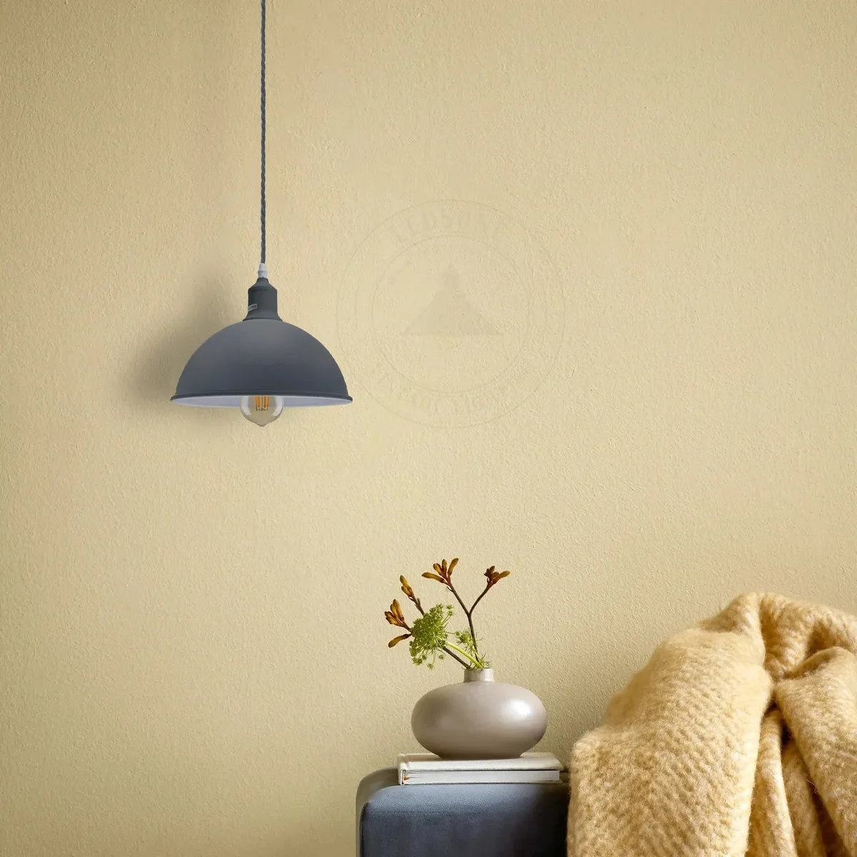 Vintage metal dome light: gray dome-shaped pendant with adjustable fabric cable, single E27 socket, 95cm cord, metal base.