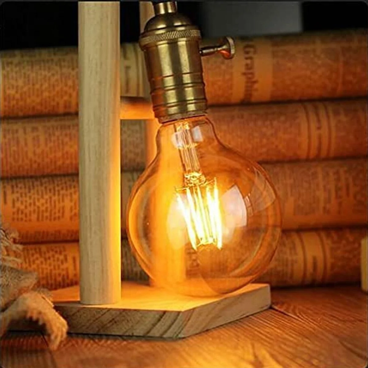 Dimmable LED filament bulb, 4 W amber globe with visible filament, E27 screw fitting, vintage Edison style lighting