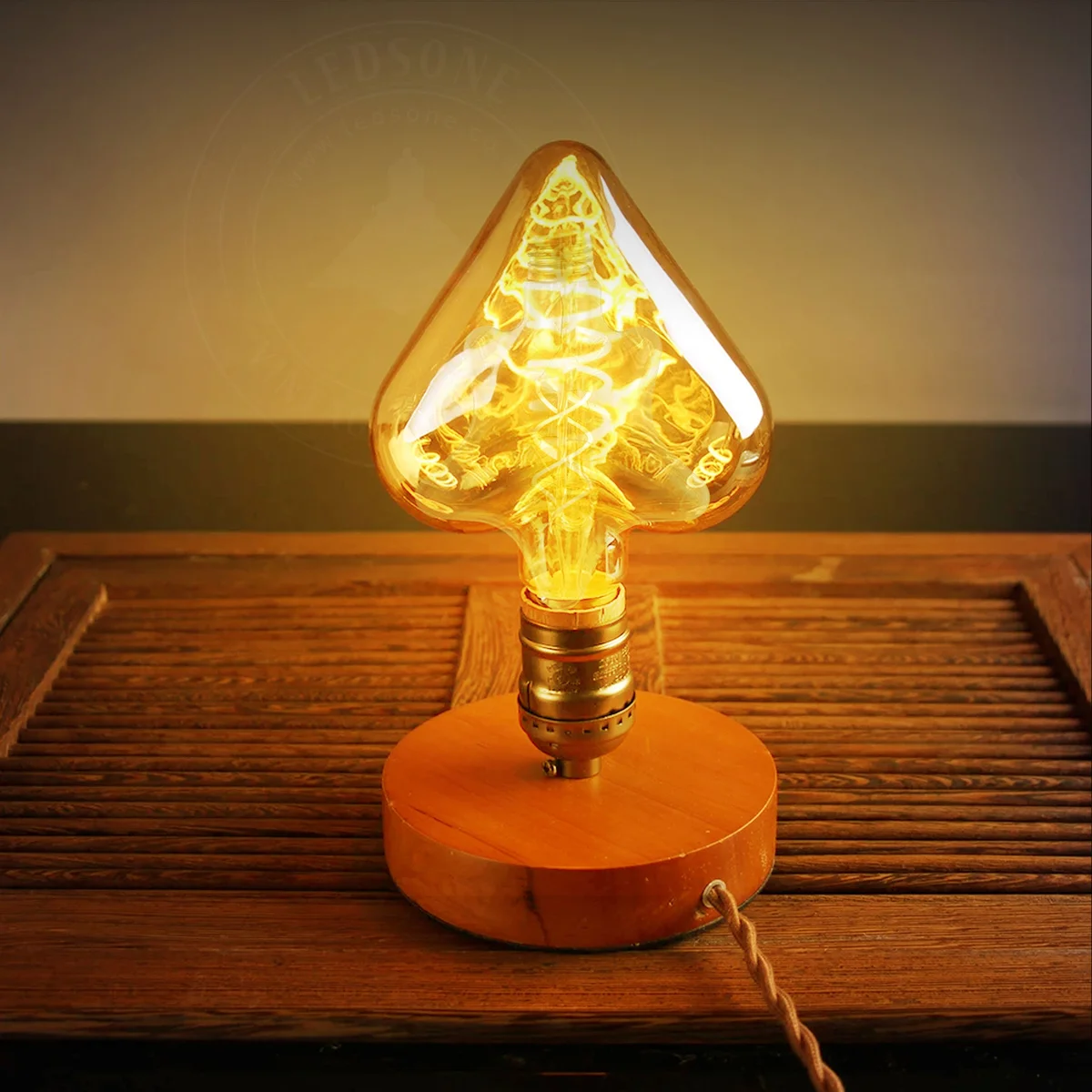 E27 filament bulb with heart-shaped filament, warm white light, glass housing and Edison screw base.