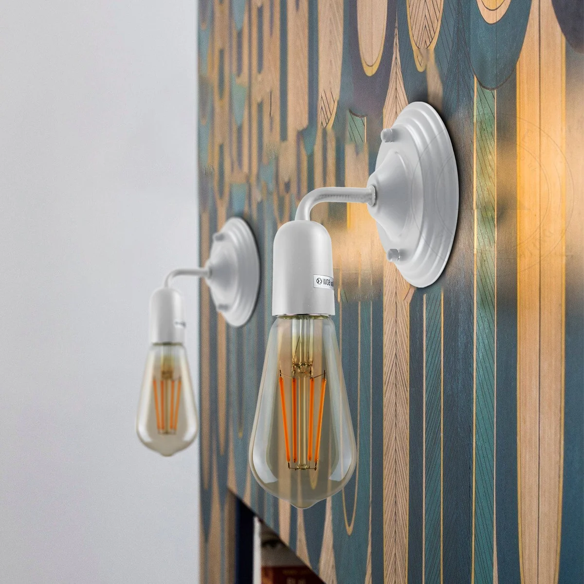 White metal vintage wall sconce with retro style, 20 cm tall, flat backplate, simple arm, industrial charm