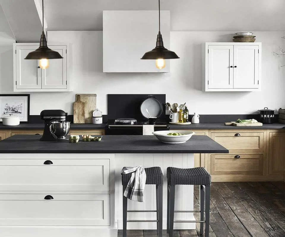 Vintage metal pendant light with black aluminium shade, 10cm diameter, 2cm height, adjustable 3‑core black wire