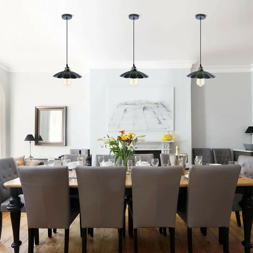 Modern ceiling light with metal shade, E27 base, hanging from ceiling, 95cm cable visible