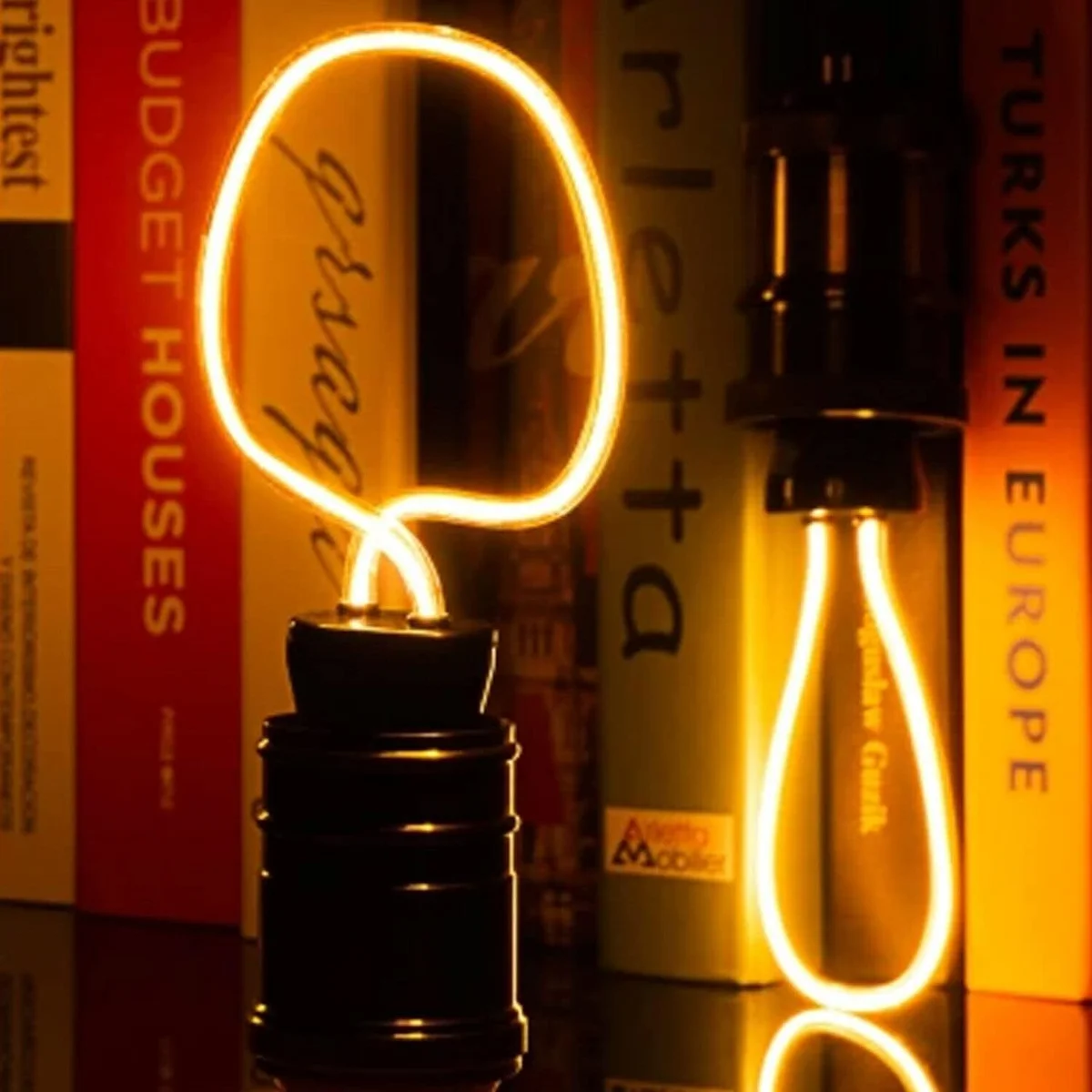 Vintage 4W LED filament E27 bulb made of clear polycarbonate, warm bright glow suitable for indoor decorative lighting