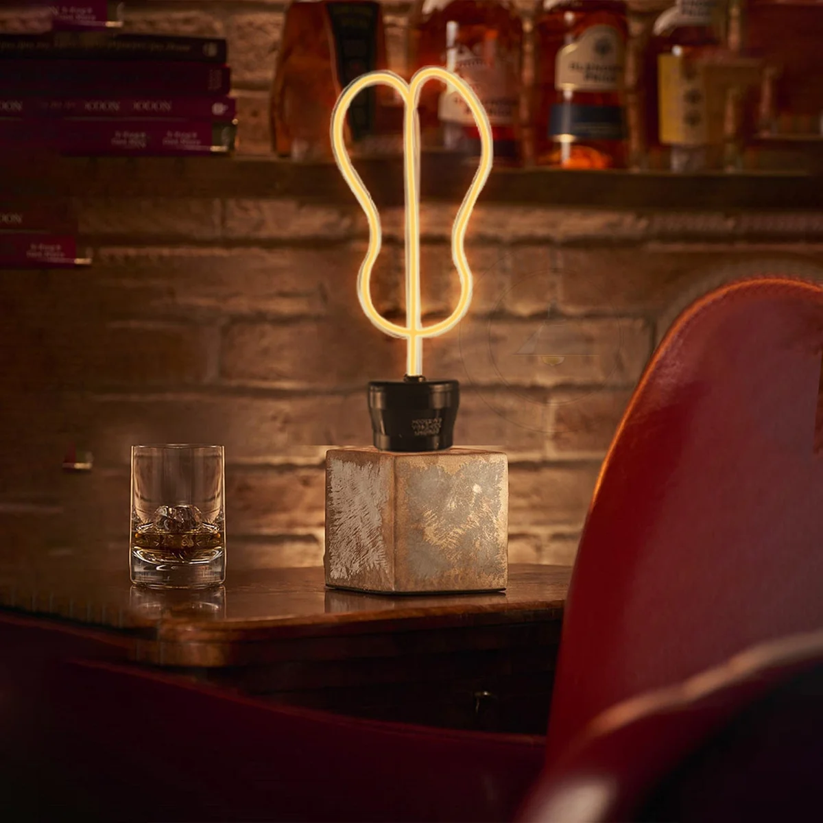 Vintage soft‑filament E27 LED bulb in polycarbonate, glowing warm light, screw base for indoor decorative fixtures