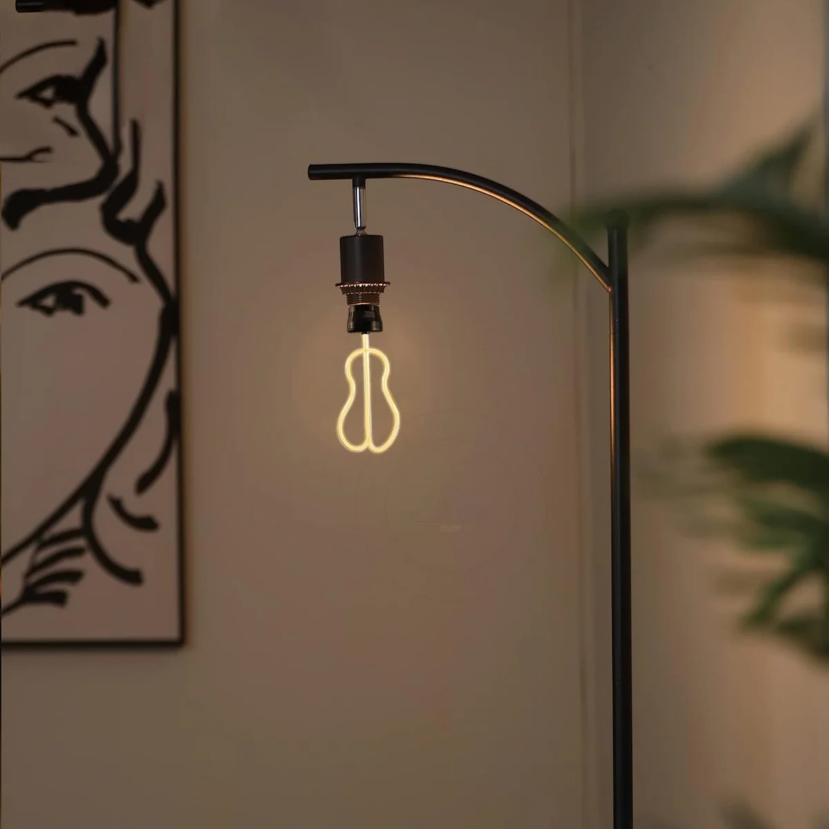 8W LED bulb in vintage Edison style, soft filaments, E27 screw base, clear polycarbonate body.
