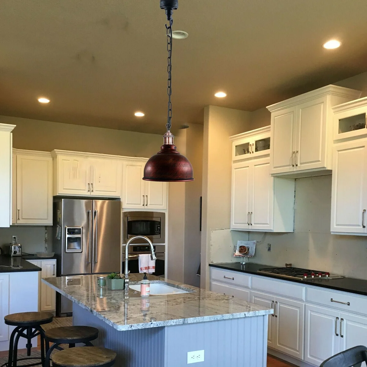 Retro pendant lighting: black industrial cone lamp with rustic red trim, hanging on a 95cm chain, suitable for kitchen or bar.