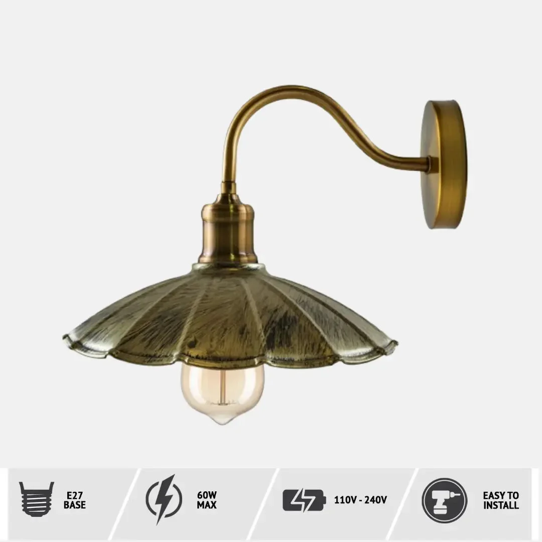 Industrial wall lamp with vintage swan‑neck design, brushed brass finish and 22cm umbrella shade.