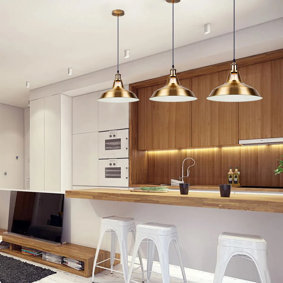 Metal ceiling pendant in yellow brass, industrial style with E27 socket, hanging cable, vintage industrial look.