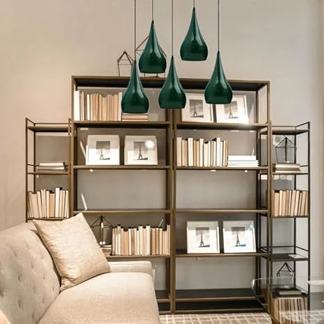 Five green high‑gloss teardrop pendant lamps with adjustable cables on a 50 cm metal base