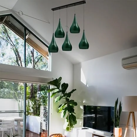 Modern teardrop light cluster: five green and black high‑gloss metal shades with adjustable 95 cm cables, mounted on a 50 cm base