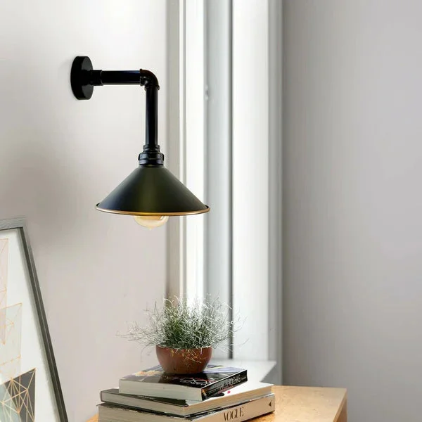Industrial wall lamp with black metal pipe and cone shade, wall‑mounted fixture featuring an E27 bulb holder.