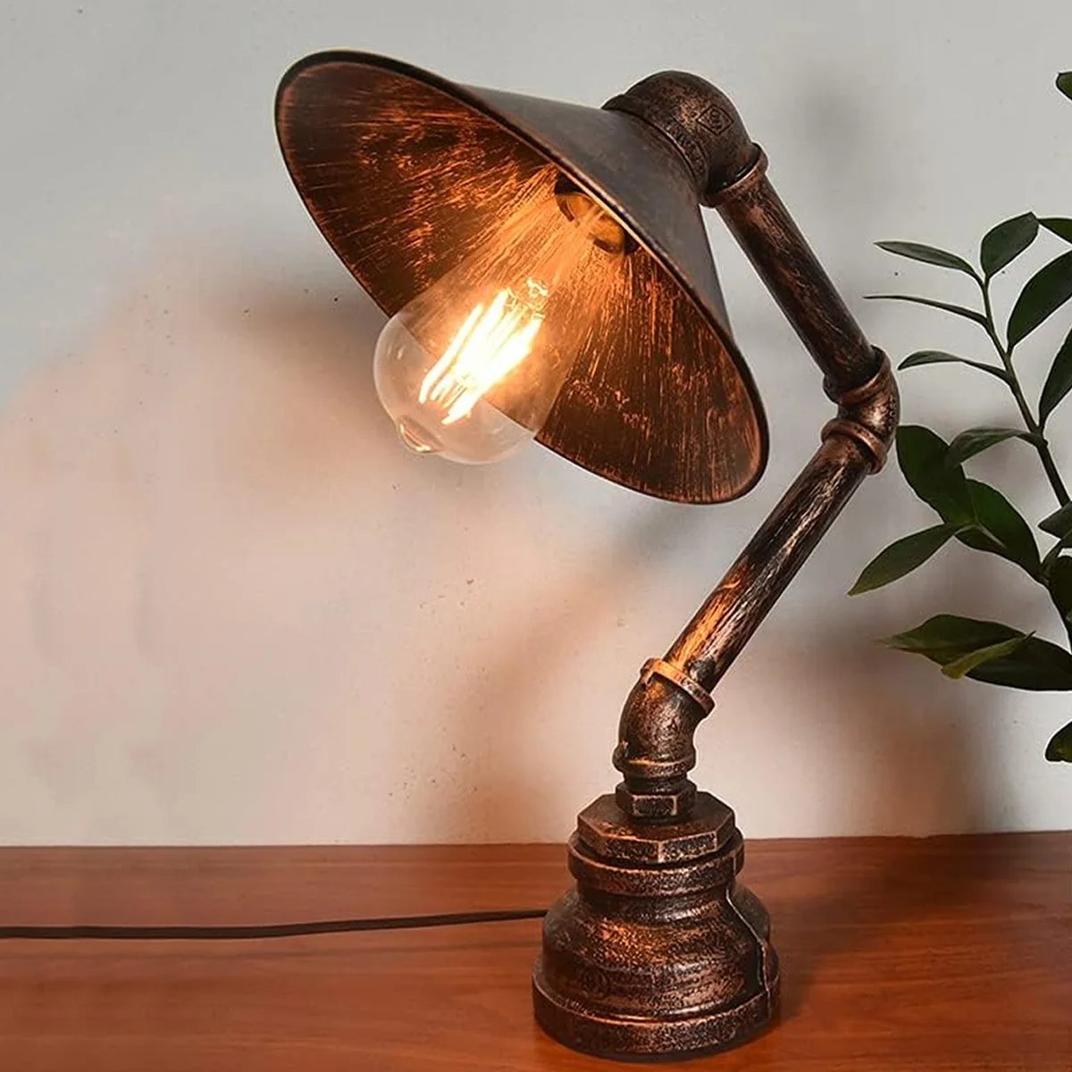 Steampunk desk lamp with water‑pipe shape, brushed copper finish, 22 cm diameter shade, E27 bulb optional.