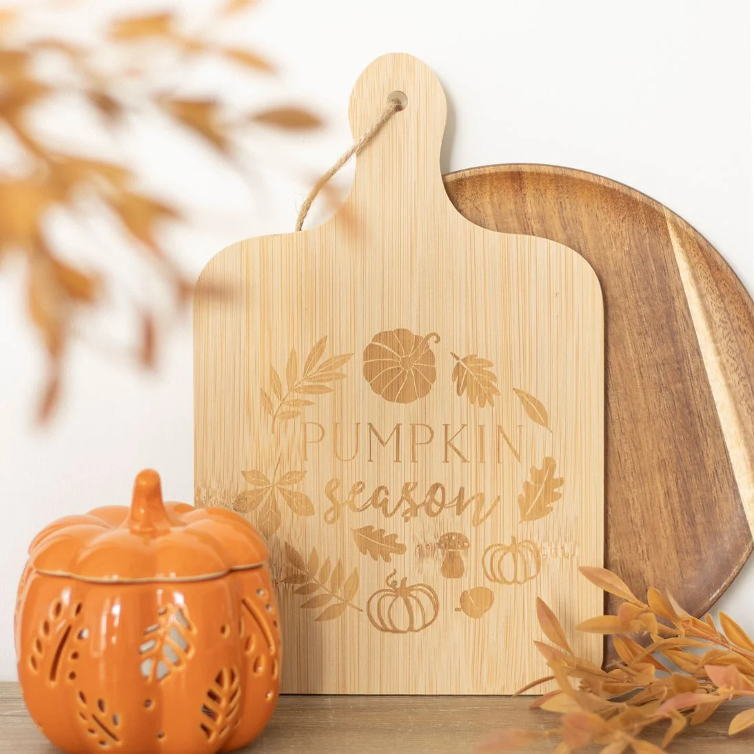 Pumpkin serving board made of bamboo with autumn-themed design, ideal for serving food and seasonal home decor