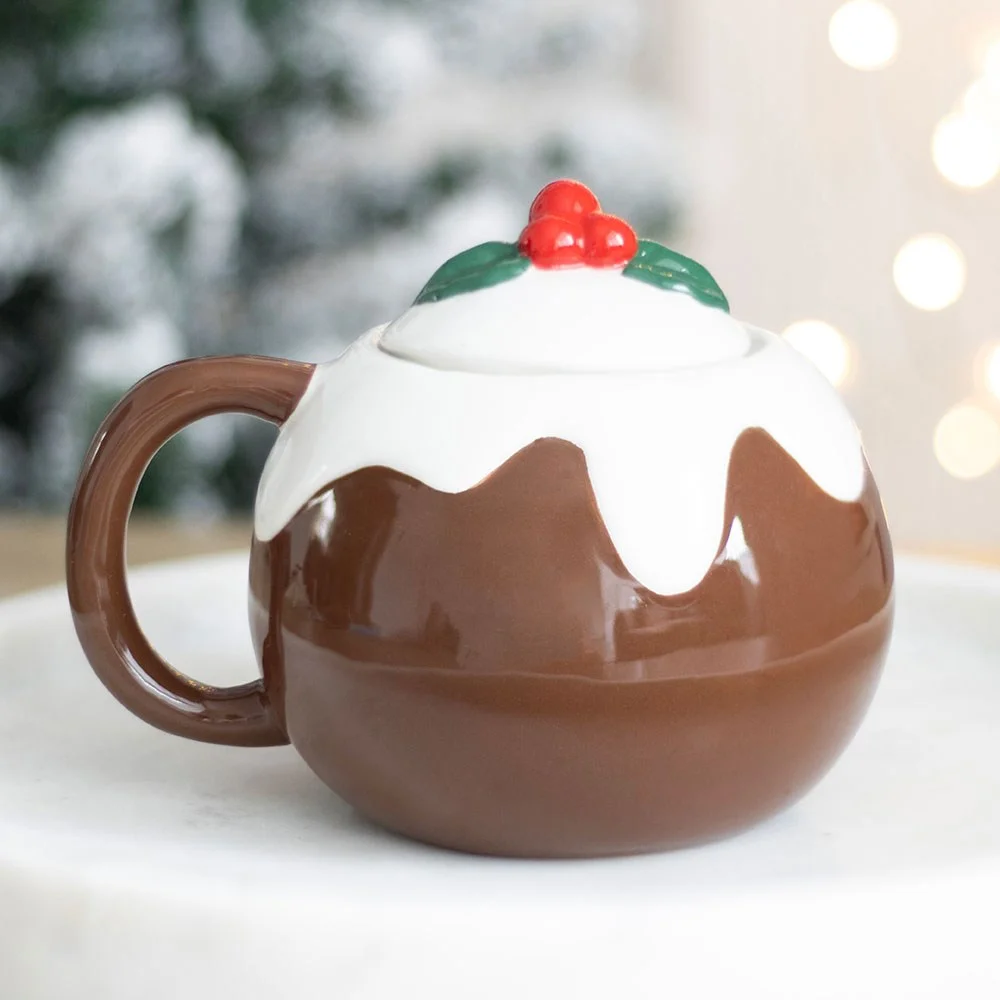 Christmas pudding mug with holly leaf and red berry lid, 470ml capacity, festive ceramic drinkware for Christmas mornings
