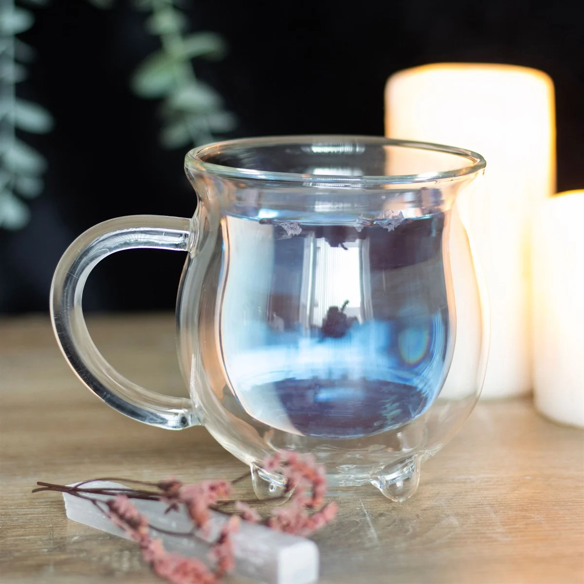 Clear double-walled glass cauldron mug with handle, filled with hot beverage, 270ml capacity, microwave safe
