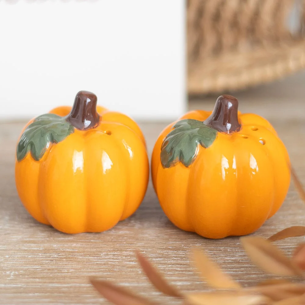 Pumpkin salt and pepper shakers, cute pumpkin-shaped ceramic, for autumn kitchen or dining table.