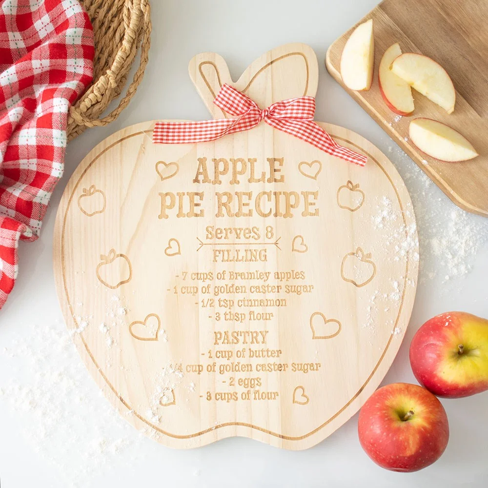 Wooden apple pie serving board with engraved classic apple pie recipe, ideal for baking and kitchen décor.