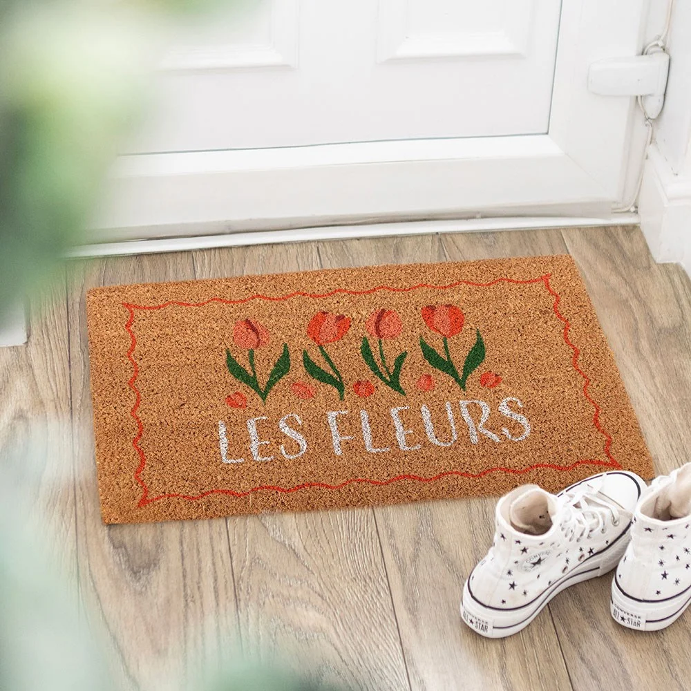 Tulip doormat with bright red‑orange tulips and a scalloped border, ideal for garden lovers and indoor use.