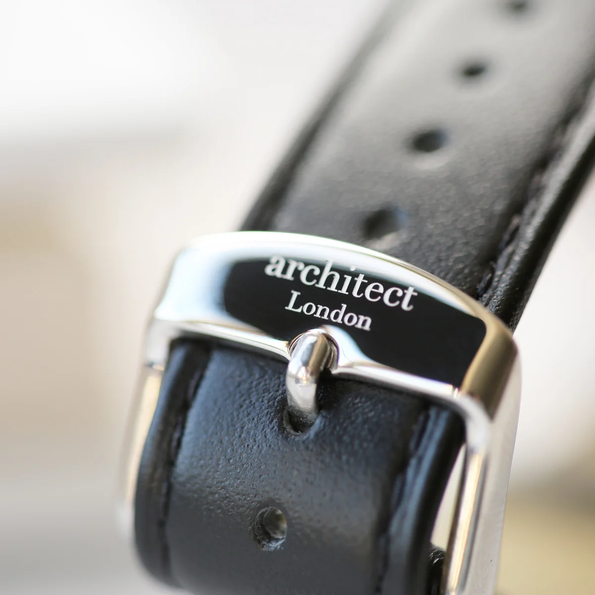 Men’s contactless watch with black strap and sleek round face, showing digital payment features on screen