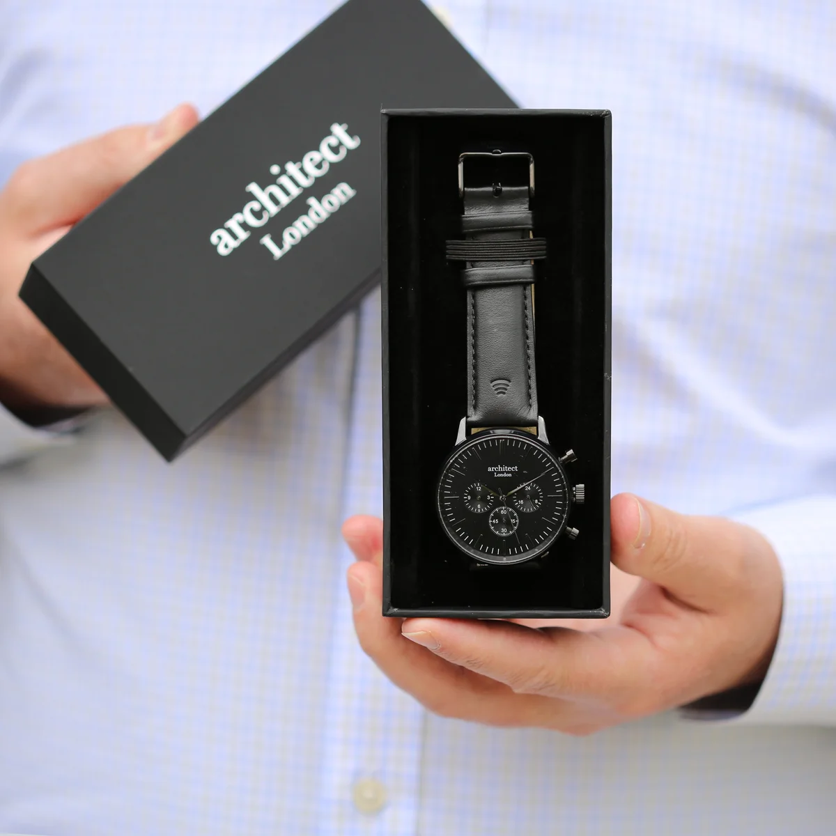 Men's Motivator contactless payment watch with jet black strap showing mobile app payment watch features on screen