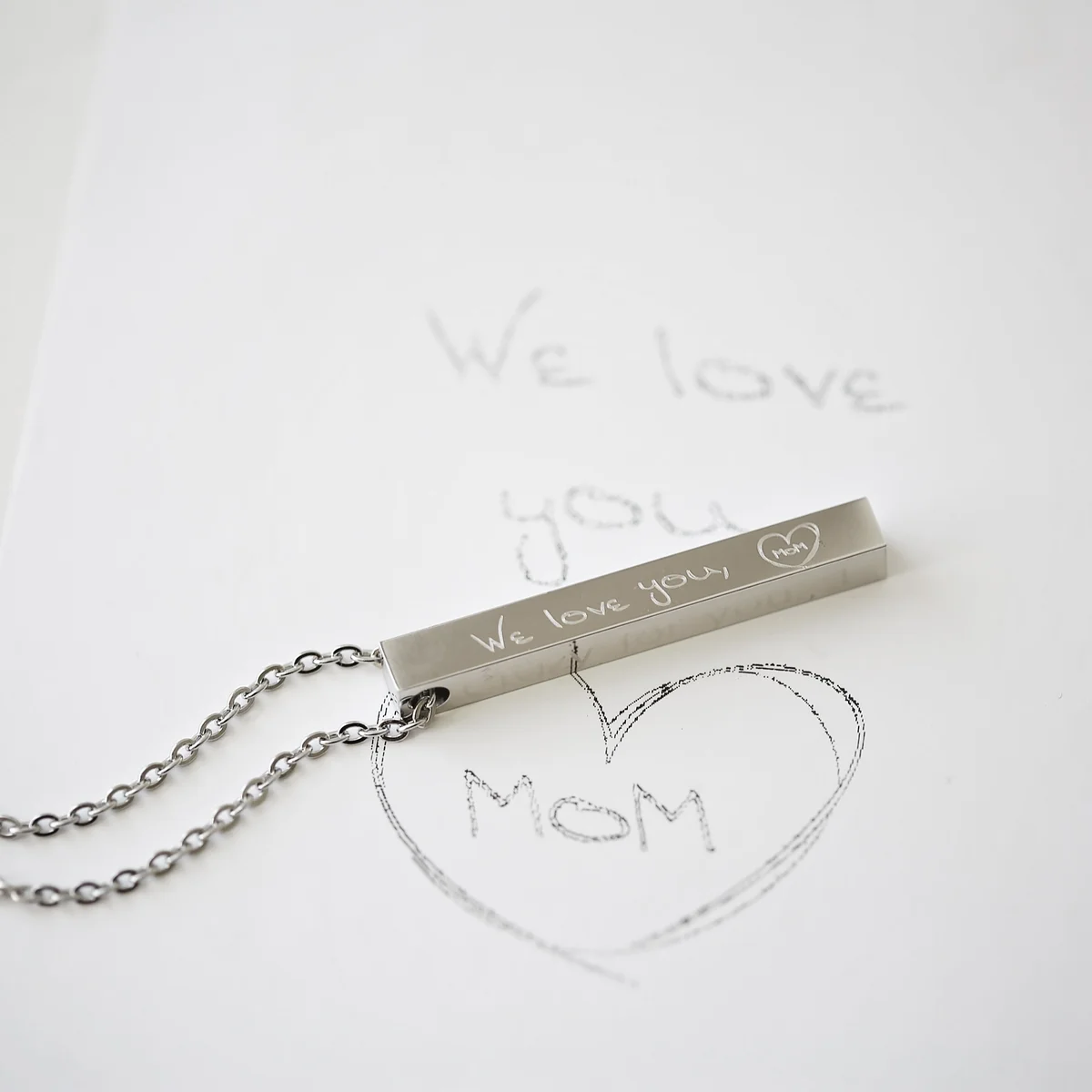 Delicate engraved bar necklace in silver with custom handwriting on a 44cm chain, displayed on a white background