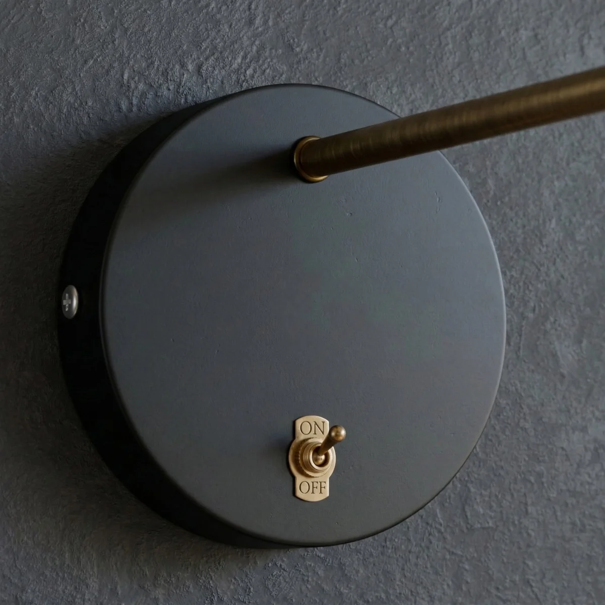 Black metal 120mm E27 bulb ceiling rose with brass toggle switch and pre-wired 15cm cable for mounting