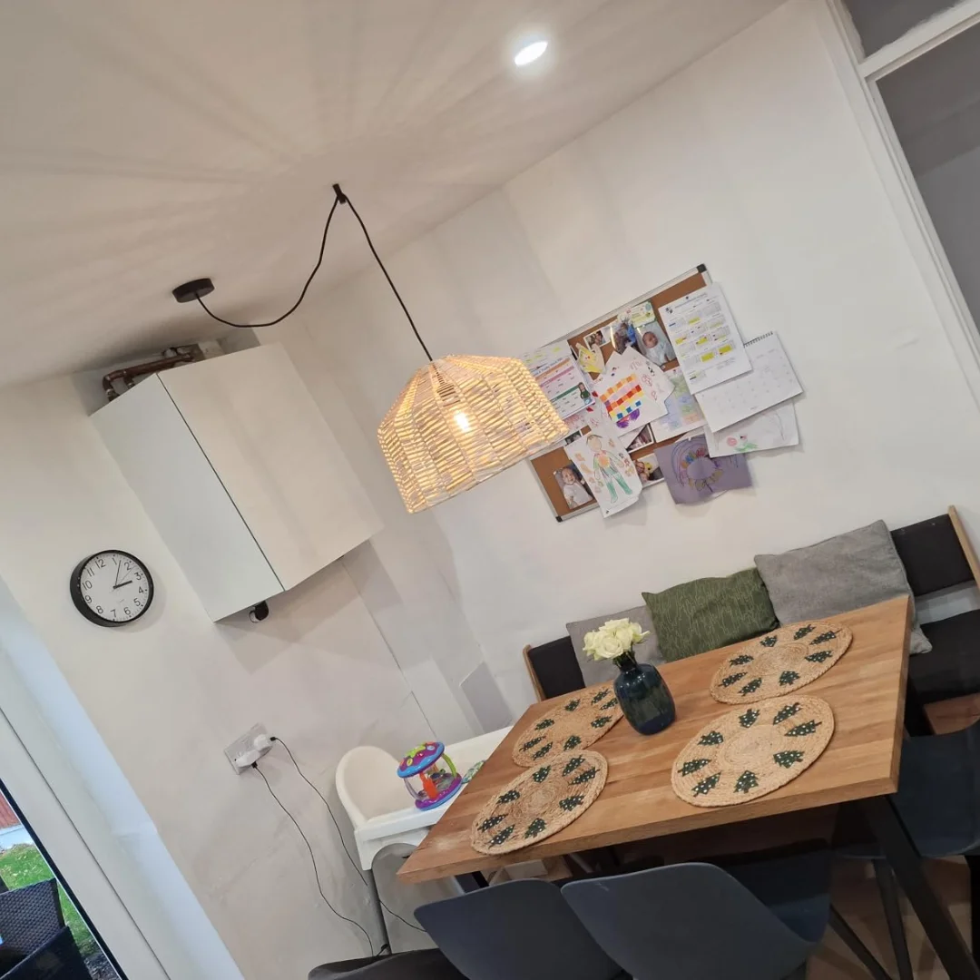 Single head pendant light with adjustable 195cm cord in vintage industrial spider design, suitable for various interiors.
